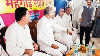 CM Ashok Gehlot throws mike towards DC after it malfunctions