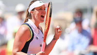 Pavlyuchenkova battles into French Open quarter-finals