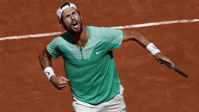 Khachanov digs deep to reach French Open last eight