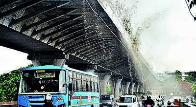 Water Falling From Flyover Puts Motorists On Dwarka-mumbai Naka Stretch