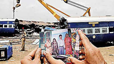 Jnaneswari Train Accident: 13 years after train crash, kin of victims ...