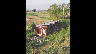 1 dies as bus from Guj falls into a ditch