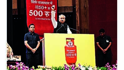 Gehlot transfers money to LPG subsidy beneficiaries