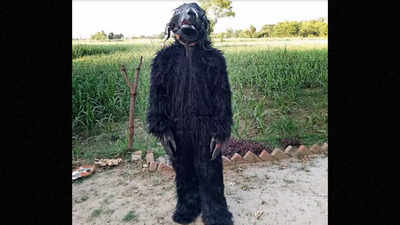 UP: Farmers hire men at Rs 250 per day to dress up as bears to scare away stray cattle & monkeys
