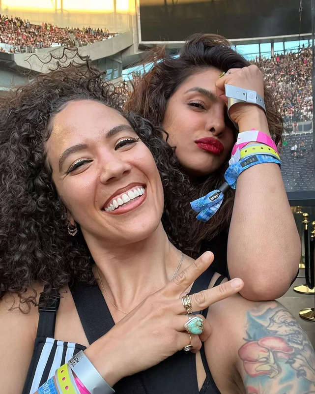 Priyanka Chopra and her mother attend Beyoncé's concert