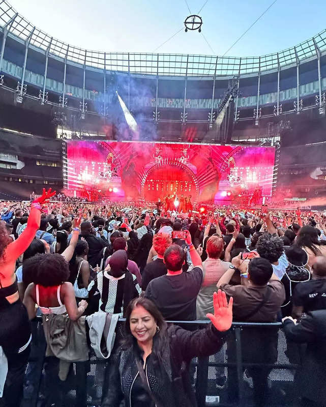 Priyanka Chopra and her mother attend Beyoncé's concert