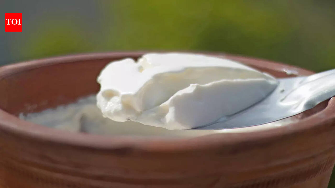 Which utensil is best for setting curd in summers?