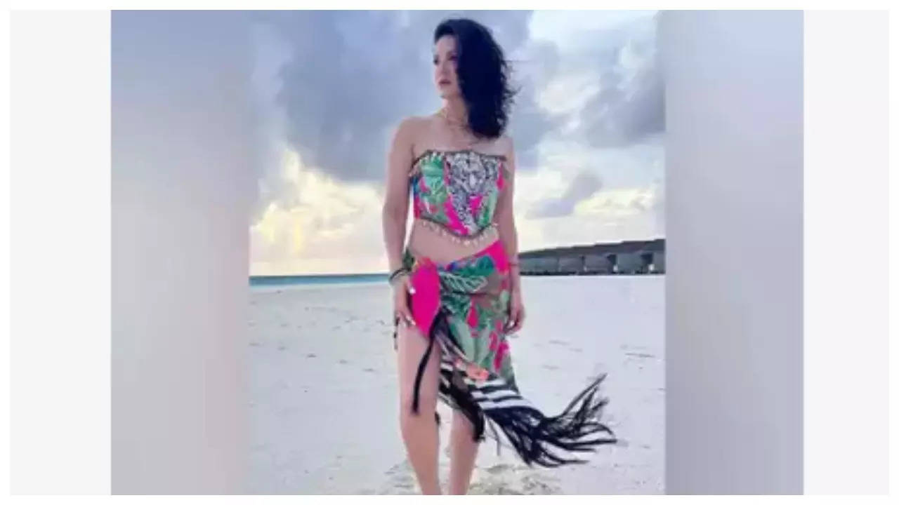 Sunny Leone fails miserably while trying to balance herself on a banana boat, shares hilarious video See inside Hindi Movie News photo image