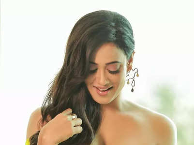 Shweta Tiwari shows how to dress up on the other side of 40