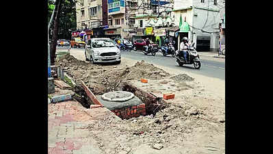 Cops urge KMC to repair dug-up roads