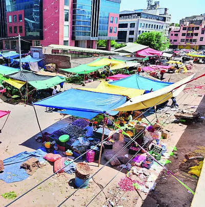 Lal Kothi area hemmed in by illegal vendors, uncleaned garbage dumps