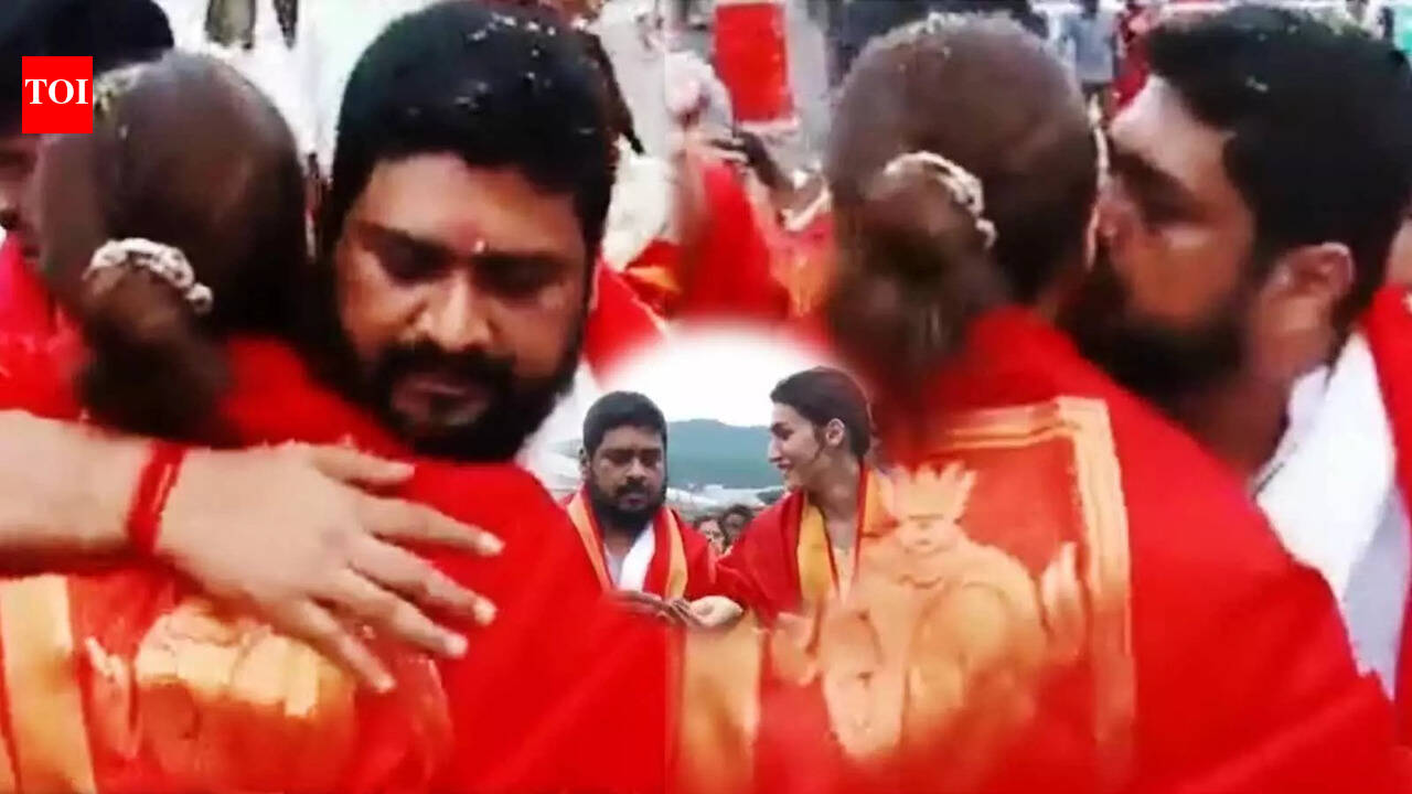 Adipurush director Om Raut gives goodbye kiss to Kriti Sanon inside ...