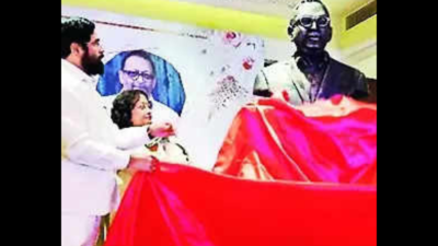 Shinde unveils bust of TOI’s Pradeep Guha on birth anniv