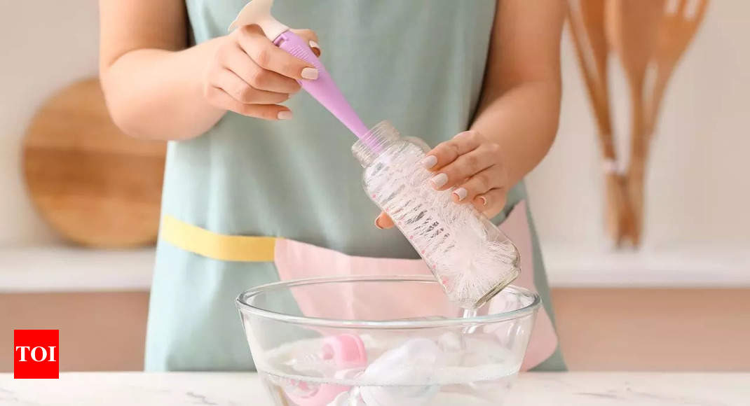 How to Clean a Plastic Bottle: 6 Best Methods