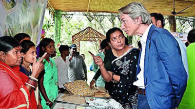 Sohrai paintings impress French envoy on H'bag visit
