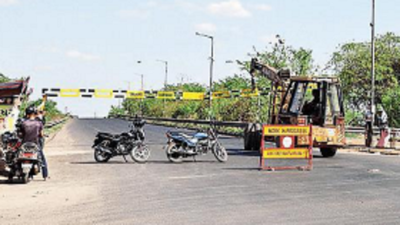 One side of Shastri Bridge closed to heavy vehicles