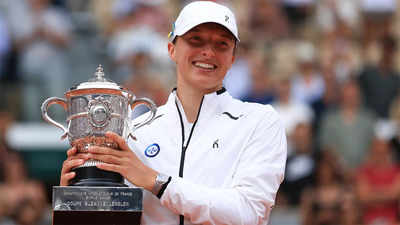 World number one Iga Swiatek digs deep to beat Karolina Muchova and win third French Open title