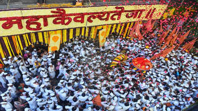 Lathicharge on devotees, says opposition; Maharashtra deputy CM Fadnavis denies charge