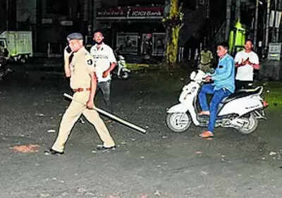 Vehicle collision leads to stone pelting