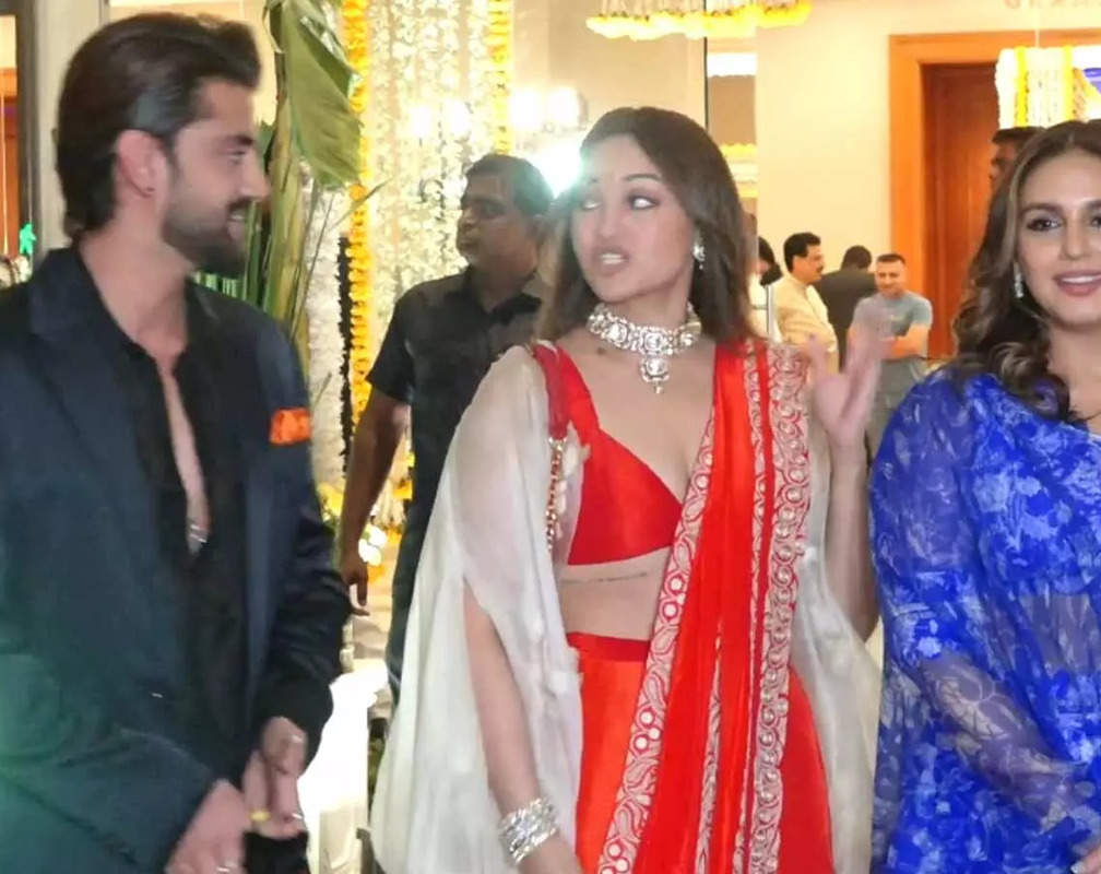
Sonakshi Sinha says ‘Waha Jao’ with her eyes to BF Zaheer Iqbal as she poses with BFF Huma Qureshi at Madhu Mantena and Ira Trivedi’s wedding ceremony
