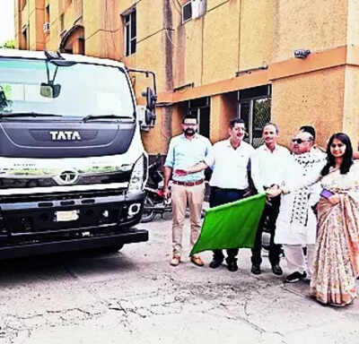 MC chief, MLA Gogi flag off two new hook-loaders worth 50 lakh