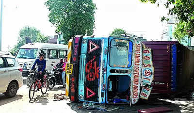 Truck overturns, causes traffic jam