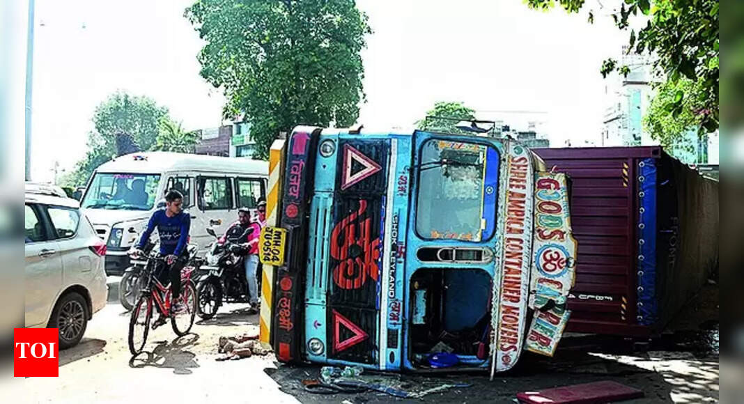 Truck Overturns, Causes Traffic Jam | Vadodara News - Times of India