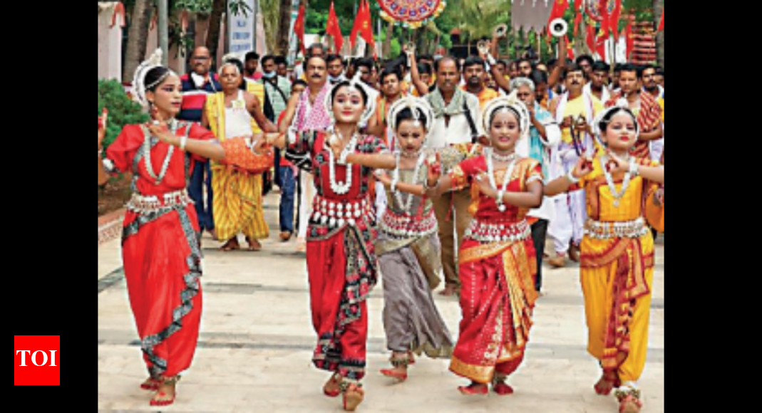 Over 40 Workers Race Against Time To Complete Kiit Temple Chariots | Bhubaneswar News - Vimarsana News