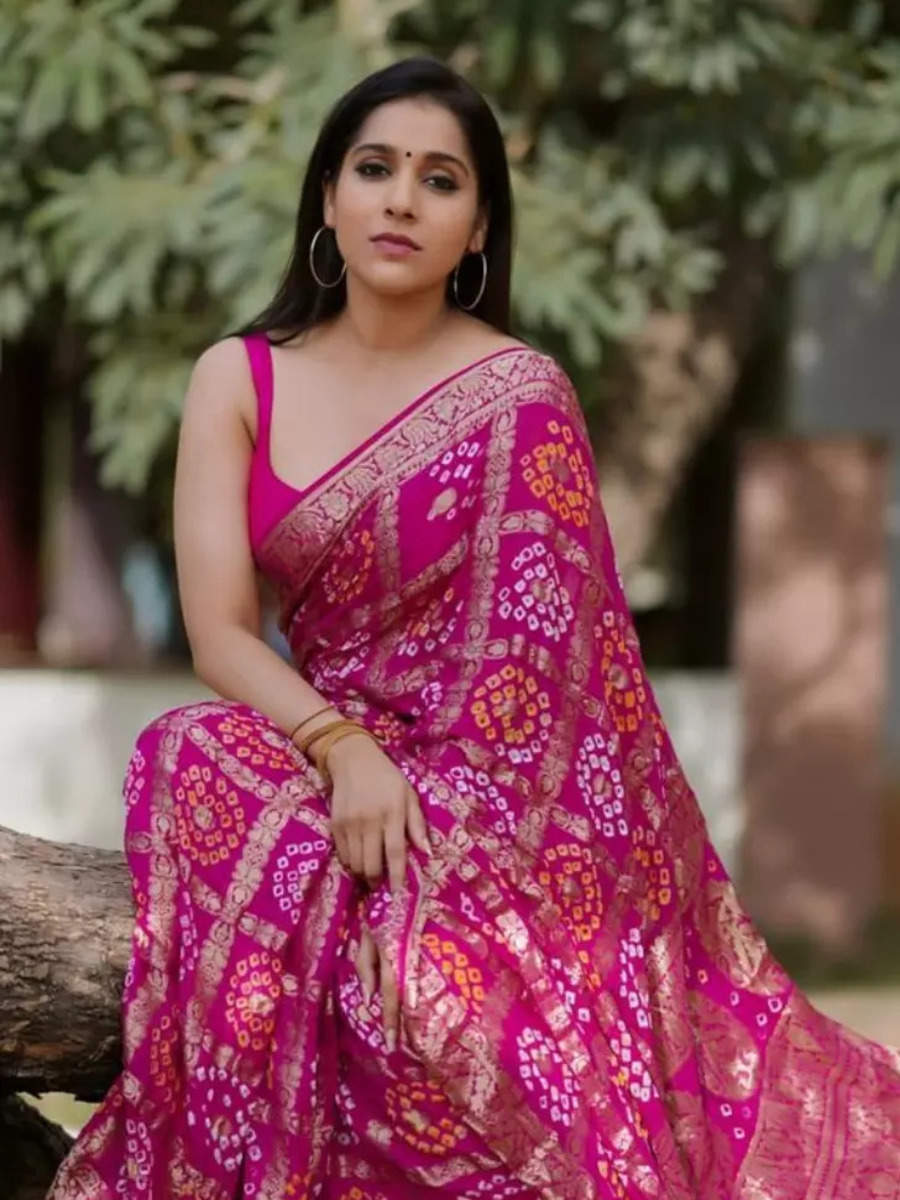 Rashmi Gautam S Stunning Pictures In Pink Bandhani Saree Times Of India