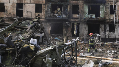 Russian strikes kill 11 in Zelenskyy's hometown