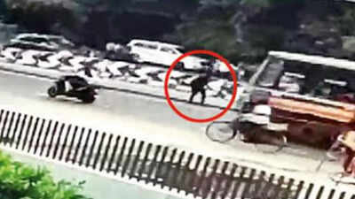 Man barges into BJP MLA Vanathi Srinivasan's office in Coimbatore, later throws himself under bus