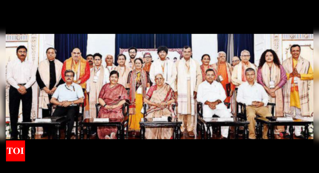 Akademi: Chandraprakash Dwivedi, 17 Other Artists Given UP Sangeet ...