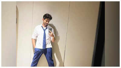 Selfie Poses For Guys To Look Charming in 2023 – Macho Vibes