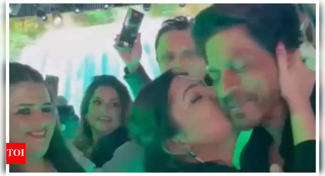 Watch Video Shah Rukh Khan Gets Kissed By A Female Fan Netizens Seethe In Anger Over The Woman 