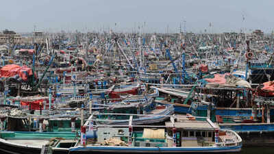 Cyclone Biparjoy: Thousands of people evacuate homes in Pakistan