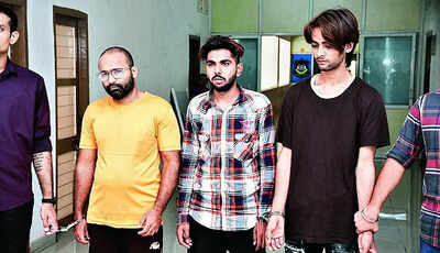Gang snatching mobile phones busted, in Surat, three held with 120 cellphones