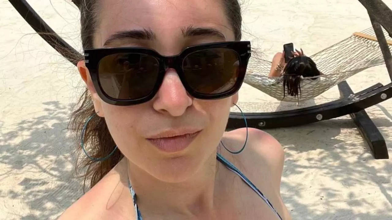 Karisma shares throwback picture with Kareena, fans want to know who Bebo  was stalking | Hindi Movie News - Times of India