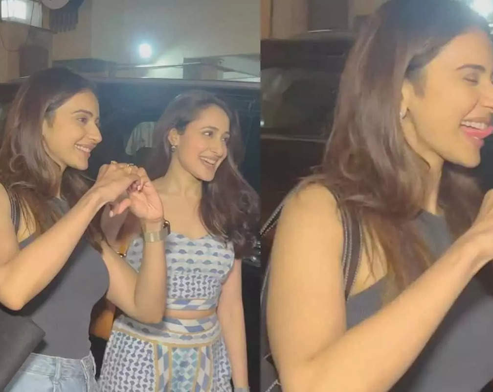 
'You guys are coming na? Rakul Preet Singh asks her friends, actress' CUTE gesture wins hearts
