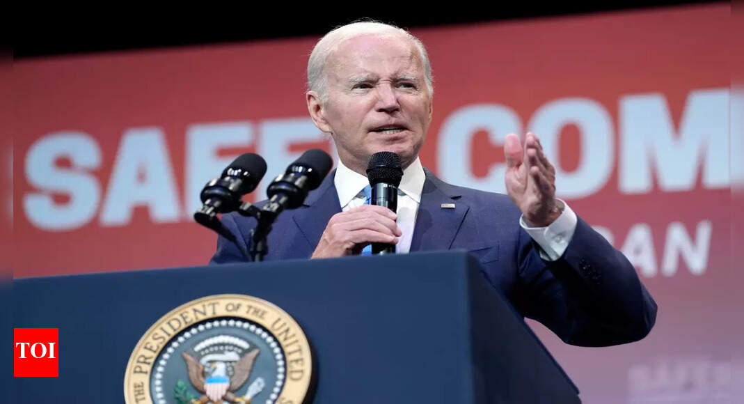 Biden royally baffles audience with ‘God save the queen, man’
