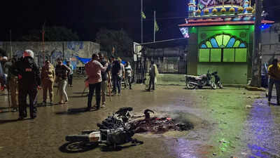 1 killed in clashes over notice to raze shrine in Junagadh