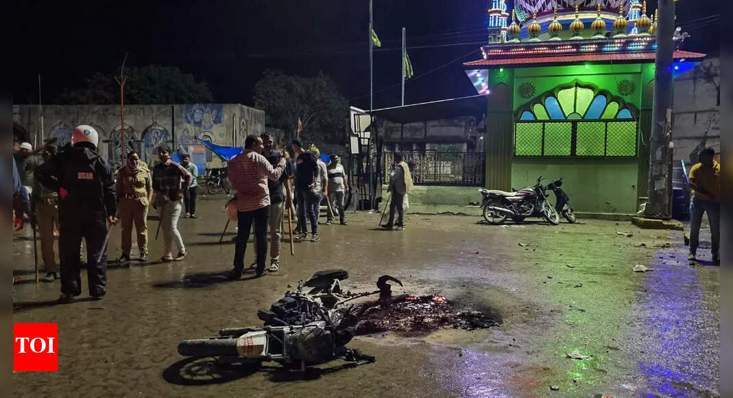 1 killed in clashes over notice to raze shrine in Gujarat's Junagadh | India News - Vimarsana News