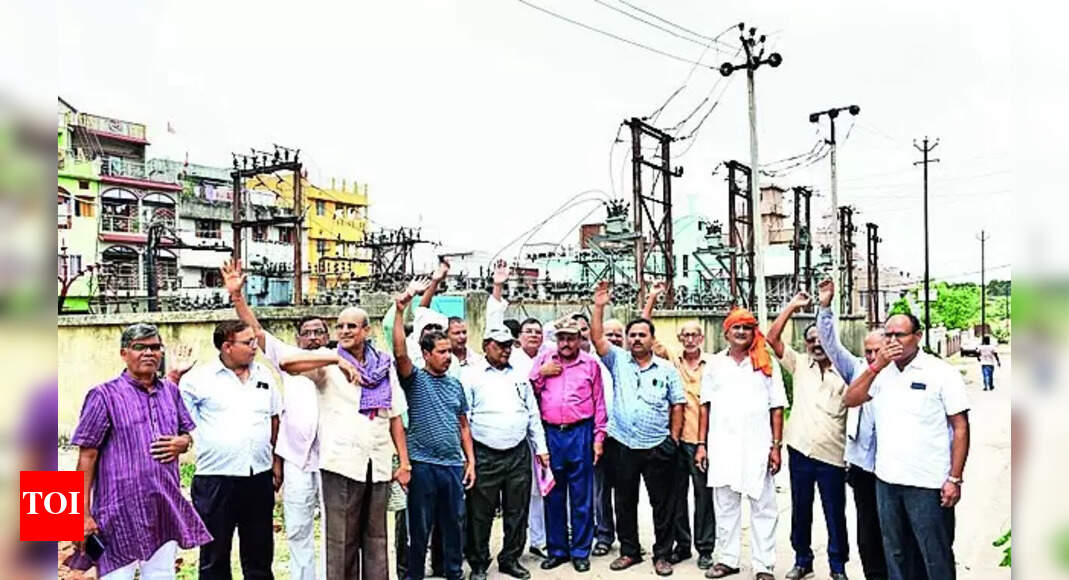 Bokaro: Bokaro Goes Without Power Amid Heatwave, Residents Stage Protest | Ranchi News - Vimarsana News