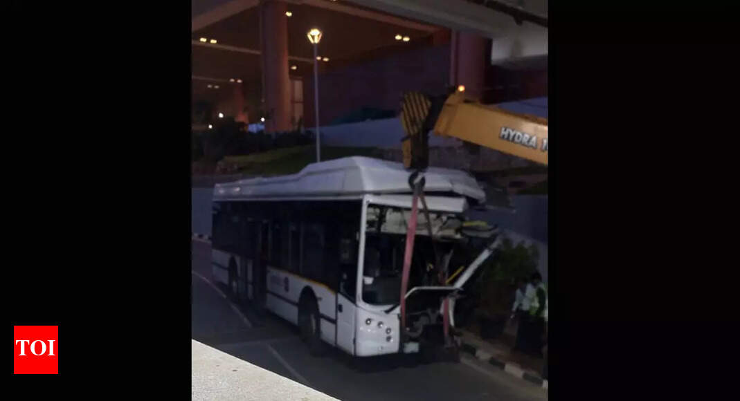 bengaluru-airport-shuttle-bus-crashes-into-pole-10-passengers-injured
