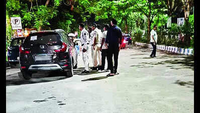 New Town: Cops Crack Down On Illegal Parking & Encroachment In New Town ...