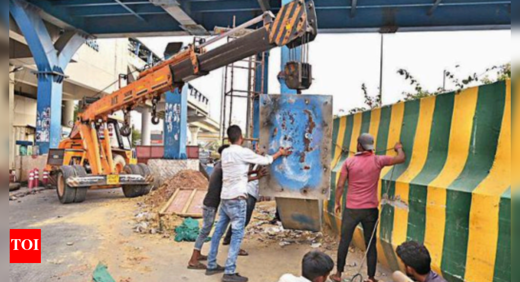 Dmrc Removes Pillar In Middle Of Road, Traffic Diverted | Noida News ...