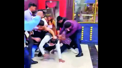 Brawl outside restaurant over service charge in bill
