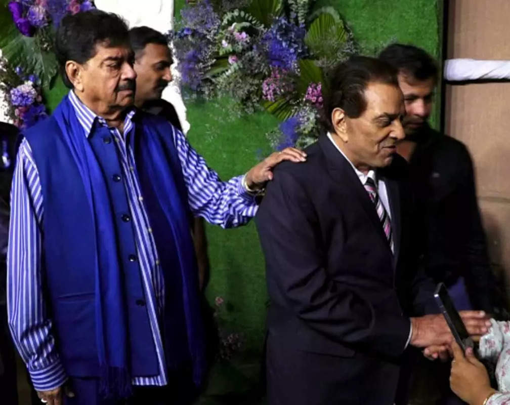 
WATCH: When 87-year-old Dharmendra FAILED to recognize old friend Shatrughan Sinha at Karan Deol's wedding reception!
