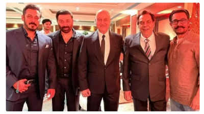 Anupam Kher poses with Salman, Aamir Khan and Sunny Deol at Karan-Drisha wedding, calls them 'class of 90s'