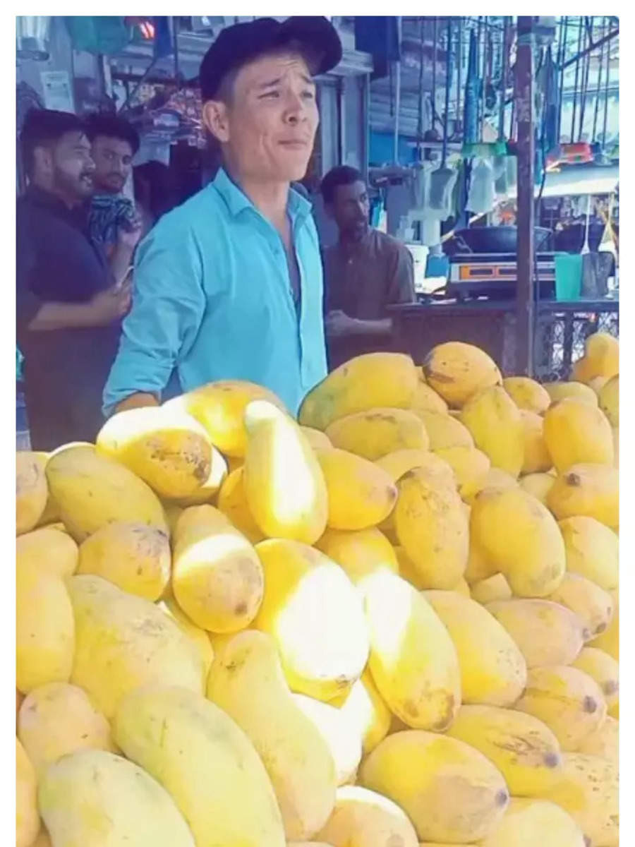 Watch This Pakistani Vendor S Unique Style Of Selling Mangoes Is So   101130511 