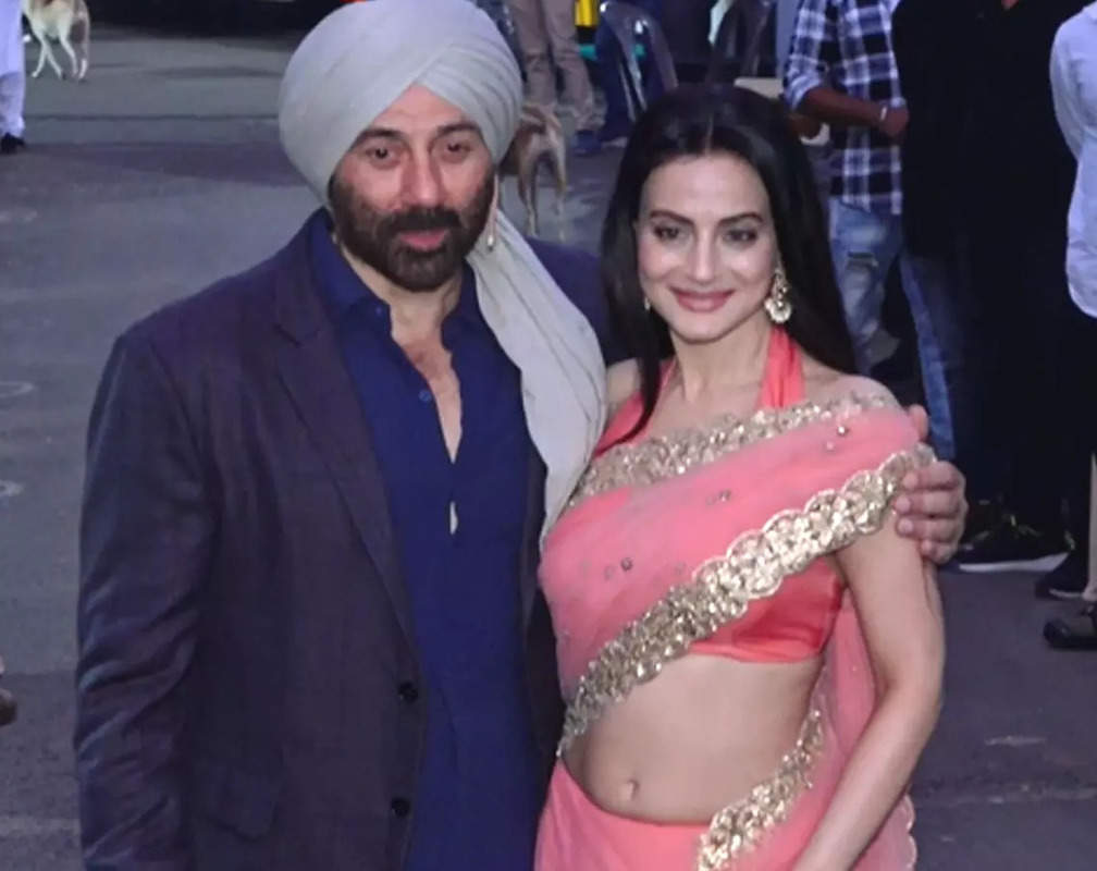 
Sunny Deol and Ameesha Patel pose together on the sets of ‘The Kapil Sharma Show'
